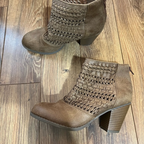 Size 8 Shoe lot - Picture 5 of 9